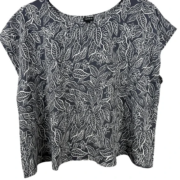 Torrid Gray White Tropical Leaf Floral‎ Blouse Top Plus Size 1 1X office casual
