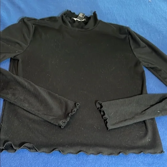 Black ruffle neck crop