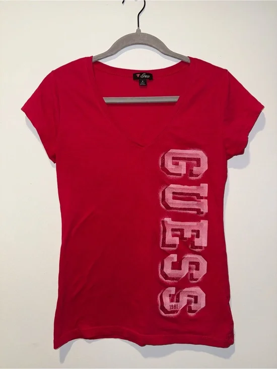 GUESS Women's Red Short-Sleeve V-Neck Logo Tee