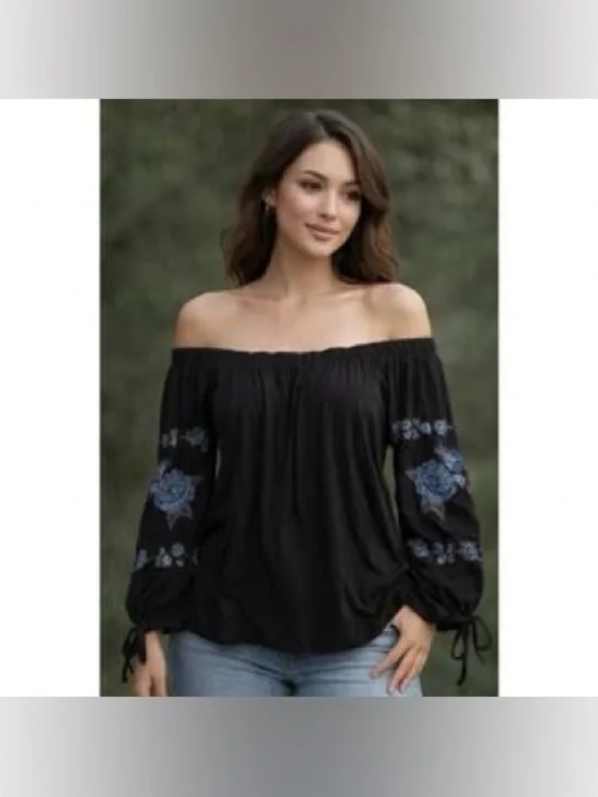 3 for $15 🦋🦋 American Eagle Outfitters off-the-shoulder top w/ floral embroidery