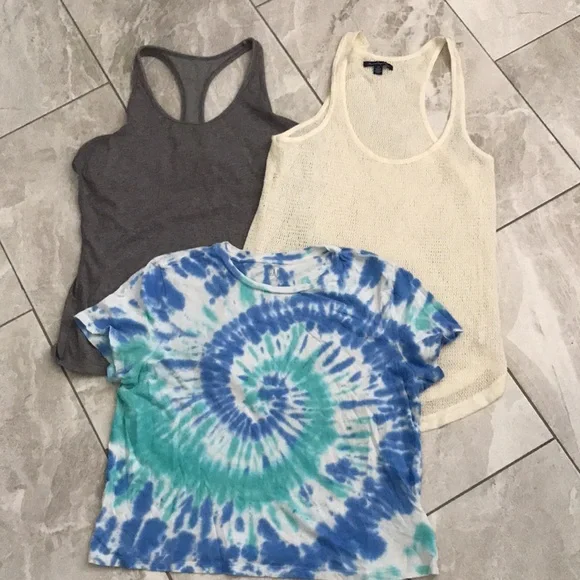GAP/ AMERICAN EAGLE Women Bundle Of Three Tops | L