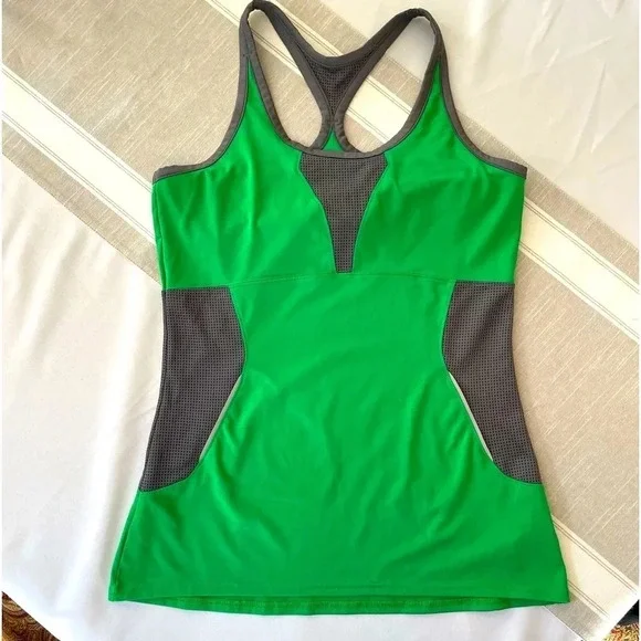 Under Armour Semi-Fitted Heat Gear Workout Top‎ with Built in Bra