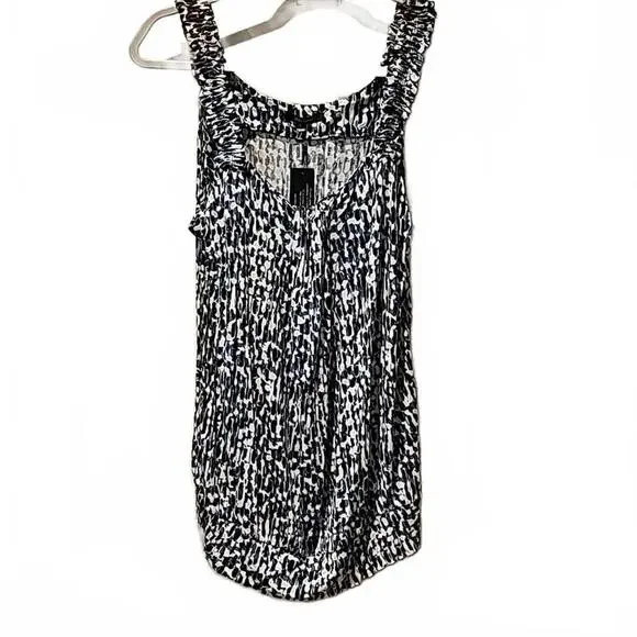 Daisy Fuentes tank size L. NWT