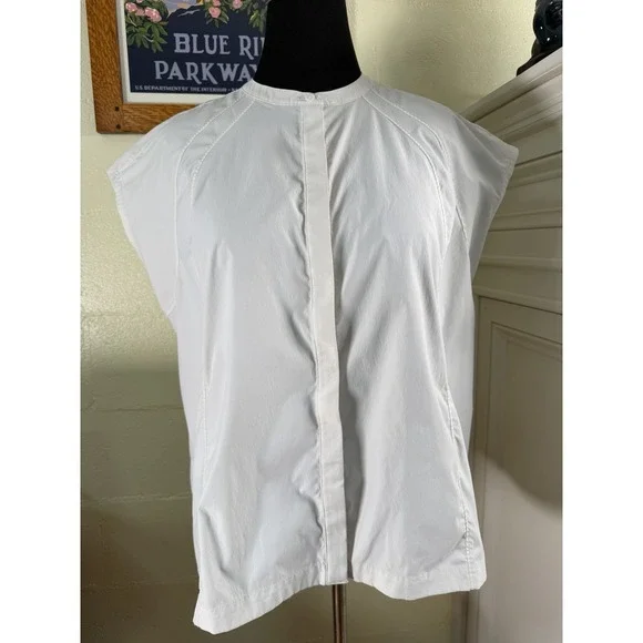 Athleta 1X White Sleeveless Blouse Hidden Button Front Lightweight Top