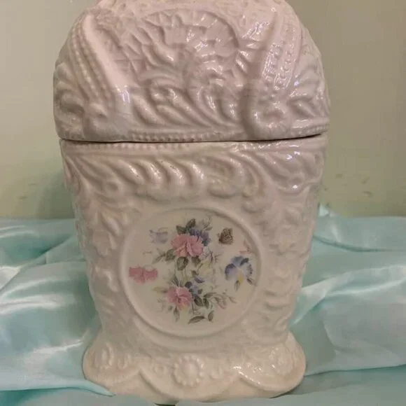 Toothbrush Holder with Cover. Ceramic. Vintage. Holds 4 Toothbrushes. J3