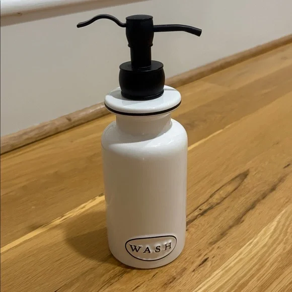 Hotel Vendome Handsoap Dispenser “Wash”
