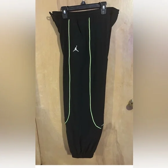 YOUTH  NIKE JORDAN JUMPMAN BLACK TRACK PANTS w.green Stripe BAGGY Sz-Lg. NWT