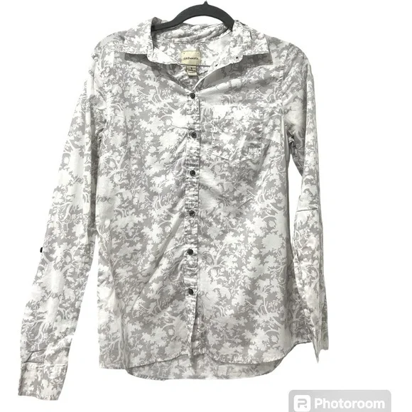 G.H Bass & Company Women’s gray and white floral button up Shirt Size S (3x$15)