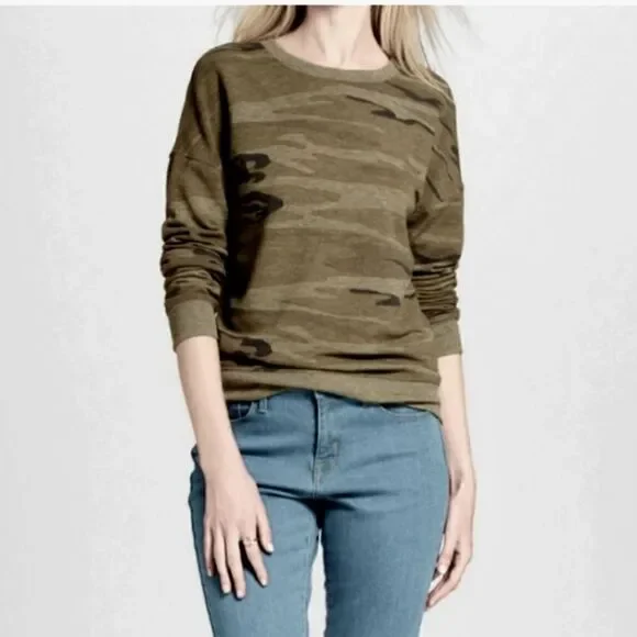 Zoe + Liv Green Camouflage Print Crew Neck Sweatshirt - Size Small