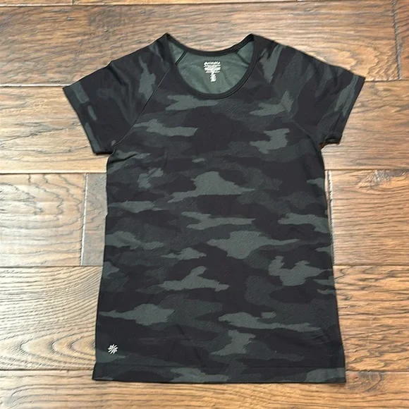 Athleta women’s size medium black/gray camo short sleeve athletic shirt