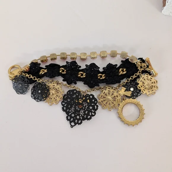 Bracelet Betsey Johnson Black Gold Heart Pink Rhinestone Three Strand Charm