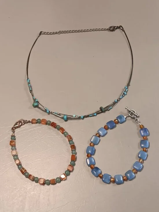 Lot of 3 pieces - stone bead bracelets & dainty silver tone collar necklace