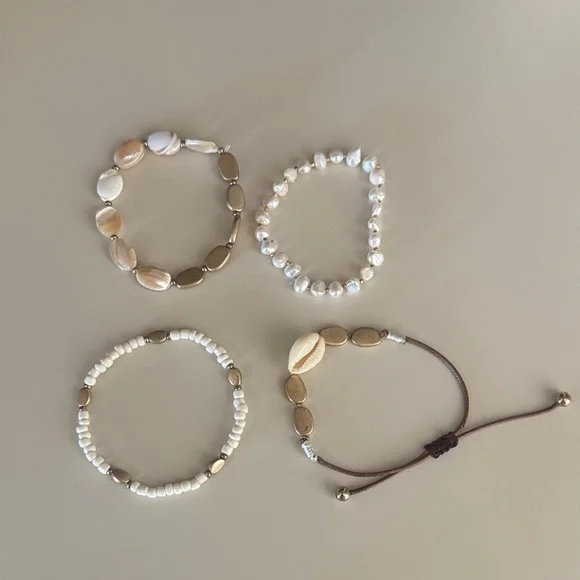 Women’s Gold and White Shell Bracelet Set OS EUC