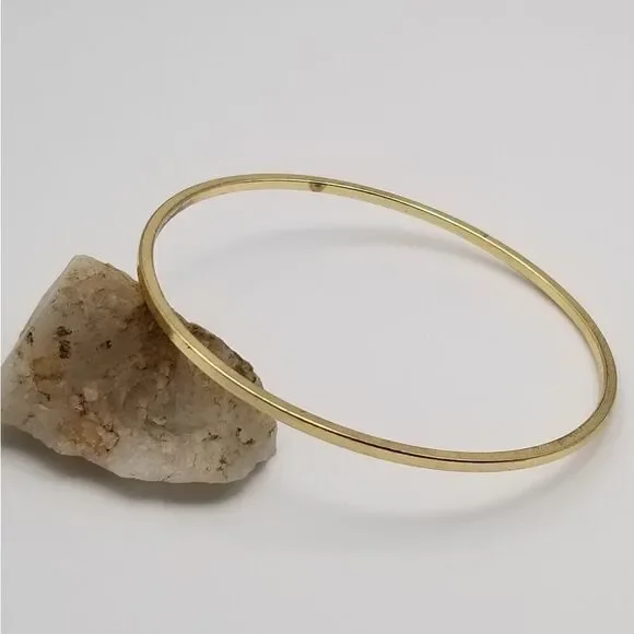 Gold tone bracelet bangle. B701