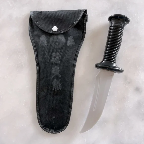Kids fake prop knife. Halloween accessory