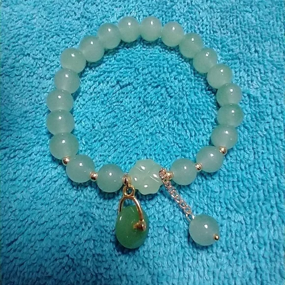 Goldtone green faux jade wheel stretch bracelet