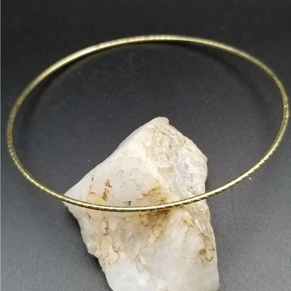 Gold tone shining Celtic slider. B601