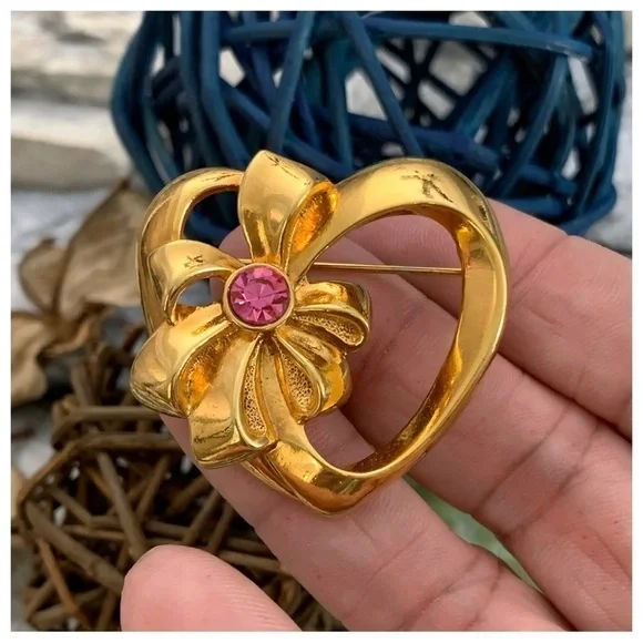 Vintage 1992 Avon October Simulated Pink Tourmaline Birthstone Heart Brooch Pin