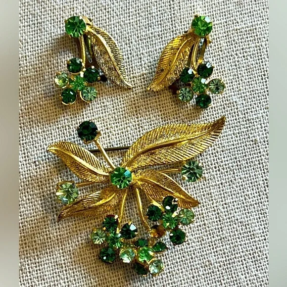 Brooch and earrings Signed AUSTRIA Gold Tone green Flowers Vintage pin