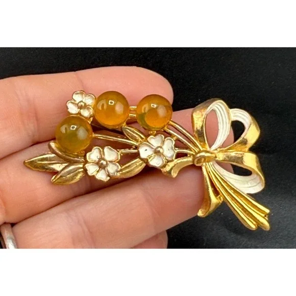 Vintage Pot Metal Brooch Lucite Beaded‎ White Enamel Bow Gold Tone Flowers