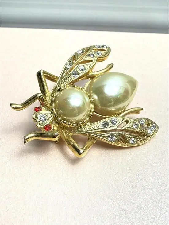 Vintage Roman Signed Goldtone Faux Pearl Bumble Bee Bug Brooch Pin Rhinestone