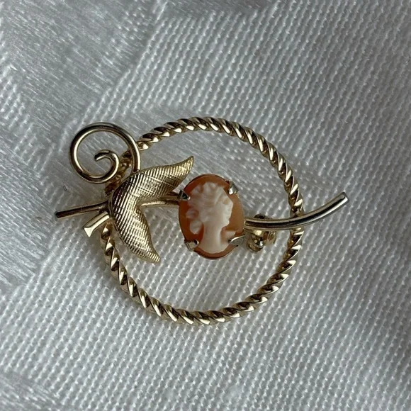 Gold Carved Cameo Brooch