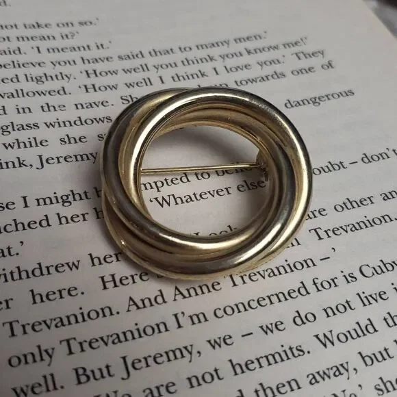 Vintage Twisted Gold Circle Brooche