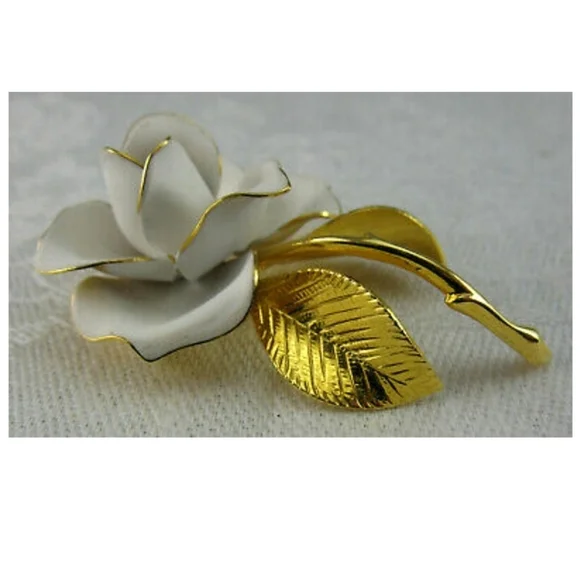 RARE VINTAGE WHITE & GOLD FLOWER PIN/BROOCH