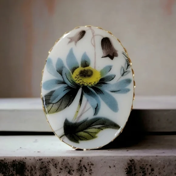 Vintage Mid Century Glass Cabachon Gold Tone Flower Brooch
