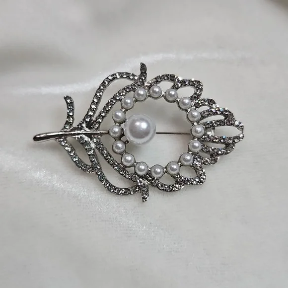 Women's Silver Rhinestone Pearl Feather Brooch Retro Style Pin Rhinestone NWOT