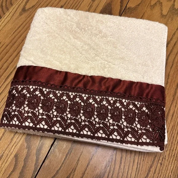 Croscill Home Beige Bath Towel Burgundy Satin & Lace Edge Crochet Flower Vintage