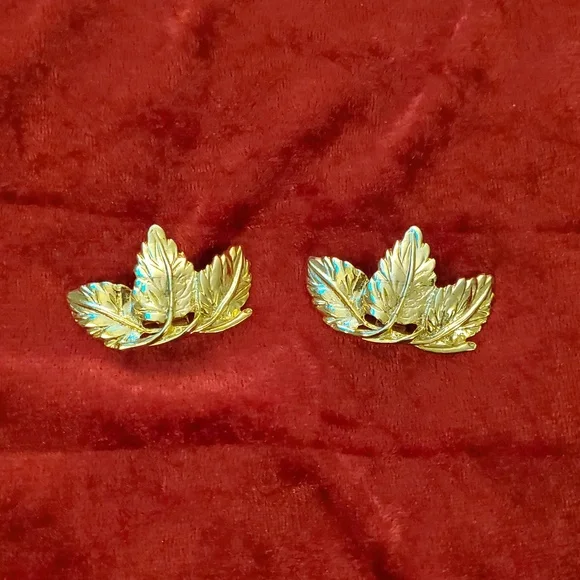 Vintage Gold Tone Leaf Shaped Shoe Clips Signed With Patent #
