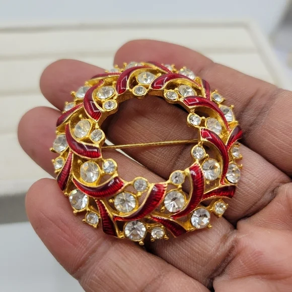 Vintage Christmas Brooch • Goldtone & Rhinestones • Red Wreath