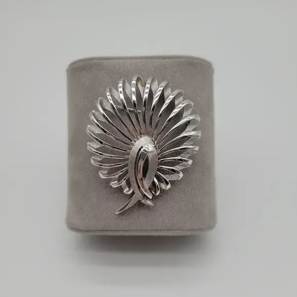 Crown Trifari Signed Silvertone Brooch Ribbon‎ w/Swoosh Design