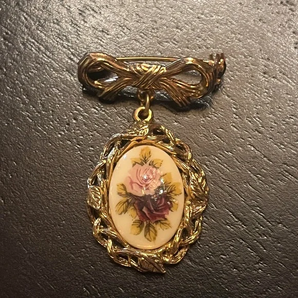 Vintage 1928 Gold and Cream Floral Brooch
