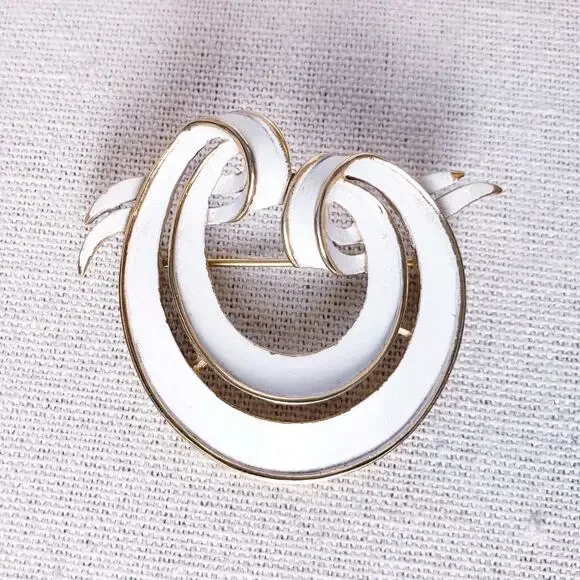 Vintage Crown Trifari White Enamel Gold Tone‎ Swirl Circular Brooch 1.5