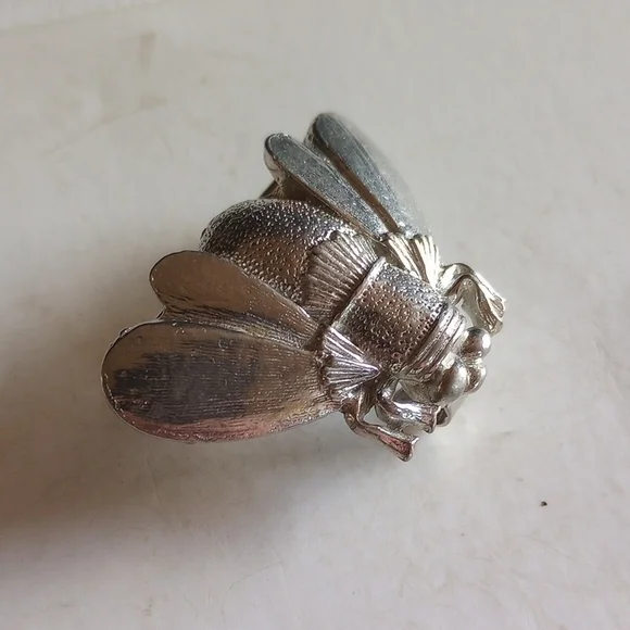 ADORABLE VINTAGE BEE SCARF PIN PENDANT SIGNED 1975 MIMI HALLMARKS