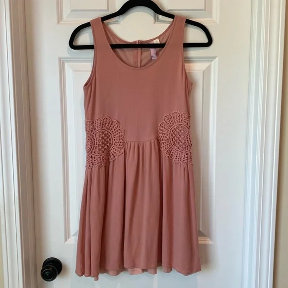 Alya Sleevelss Crochet‎ Design Dress - Medium - Muted Salmon Pink