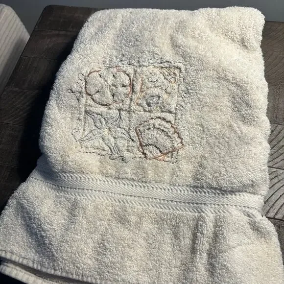 Vintage 90s Butter Mom Seashell Bath Towel