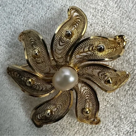 DIXELLE 12k Gold Filled Filigree Floral Brooch with Pearl Center