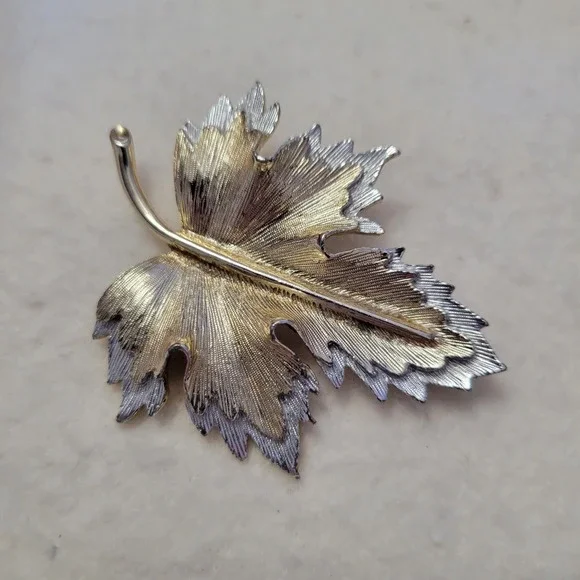 Vintage SARAH COVENTRY Signed Silver Gold Two Tone Leaf‎ Brooch Pin 2.75
