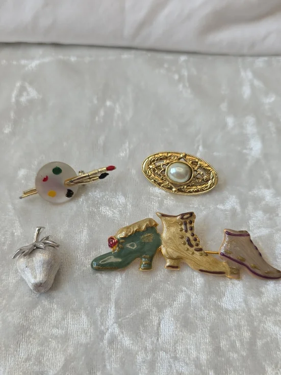 Vintage Lot Brooches Trifari, 1928, Unbranded*