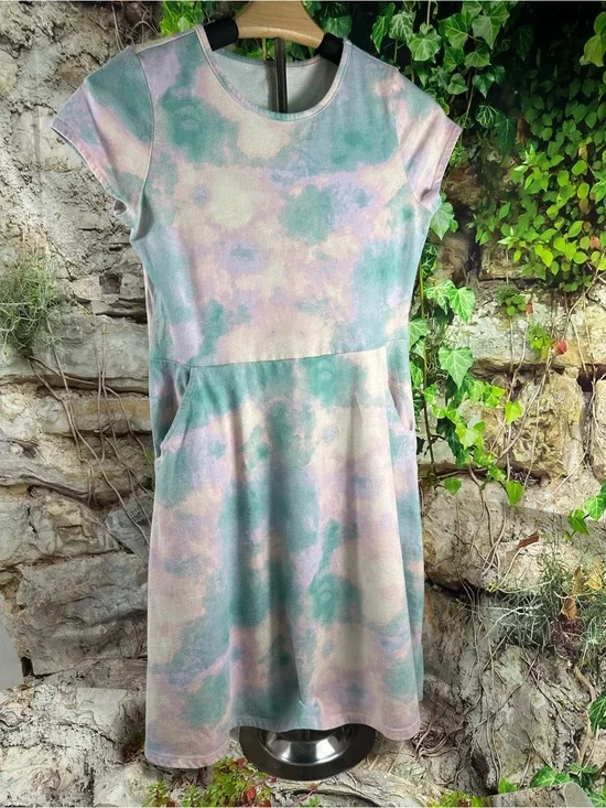 Girls size extra large 14 through 16 tie-dye cloud pattern