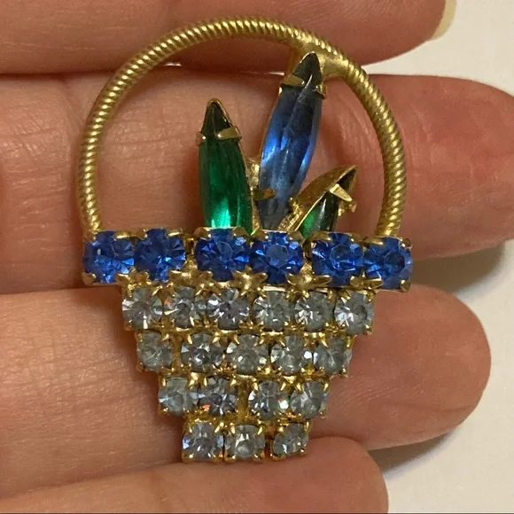 SAPPHIRE AND RHINESTONE UNIQUE VINTAGE FLOWER BASKET GOLD TONE PIN BROOCH