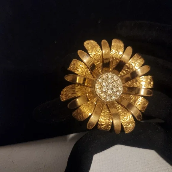 Vintage Gold Tone Textured Flower Brooch Clear Rhinestone Center Floral Pin 2