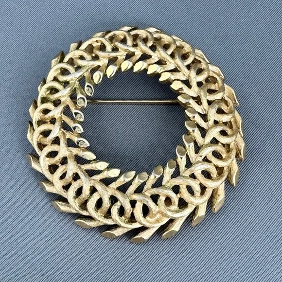 Vintage Trifari Crown Gold Tone Wreath Brooch Textured Leaf Circle Pin Botanical