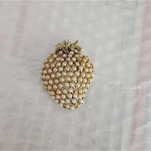 5/$20 Vintage gold pearl strawberry brooch