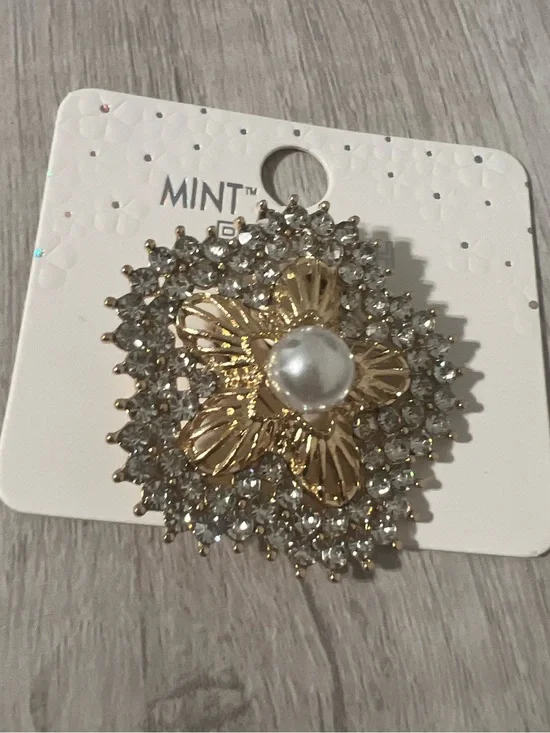 Elegant Gold and Silver Brooch with faux Pearl Accent