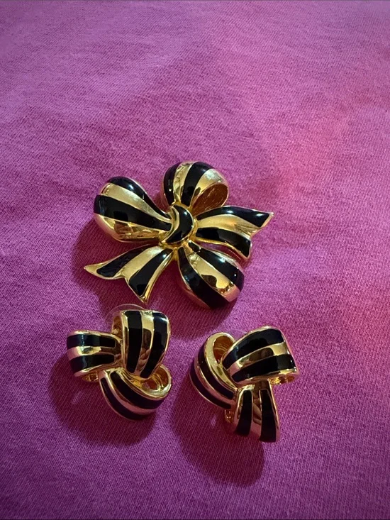 Joan Rivers Vintage Gold Tone and Black Enamel Bow Brooch and Earrings Set