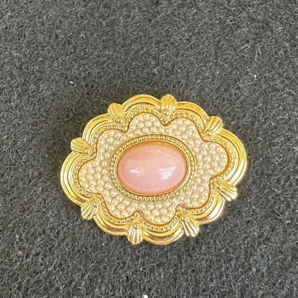 Vintage Gold Tone Pink Cabochon Faux Pearl Scalloped Edge Brooch‎ pin  EUC